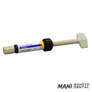 Capo Hybrid (Schutz Dental, Micerium) Ceramiczny Światłoutwardzalny Kompozyt. Wyróżnia się Wysoką Estetyką, Efektem Kameleona (dopasowanie do koloru zęba) oraz Doskonałym Kryciem co pozwala na maskowanie trudnych przebarwień. Można pracować bez użycia szkliwa ze względu na naturalny wygląd, materiał ten często stosuje się jako jednowarstwowy (lub z minimalną warstwą wierzchnią). Doskonały w trudnych odbudowach. Plastyczny przy nakładaniu. Zaprojektowany do tworzenia jednorodnych, trwałych wypełnień, które łatwo polerować na wysoki połysk dzięki ultra drobnym cząsteczkom wypełniacza.  Jest kompozytem z wypełniaczem porcelanowym (widzialnym tylko pod mikroskopem), który nie wykazuje efektu szarości i idealnie „wtopi się” w strukturę zęba, zapewniając niewidoczną granicę wypełnienie-ząb. Zawiera ok. 75–79% wagowo ceramicznego wypełniacza (szklany wypełniacz, pirogeniczna krzemionka). Wysoka wytrzymałość na ścieranie. Do Odbudowy Zębów Przednich i Bocznych w kl. I-V, odbudowa pośrednia inlay, Onlay, Lakowanie Bruzd, Szynowanie zębów ruchomych, wkłady koronowo-korzeniowe, OPAKER DO NAPRAWY PORCELANY, korekta kształtu i odcienia. Polecany do LICÓWEK warstwowych. Duża Strzykawka 5g.